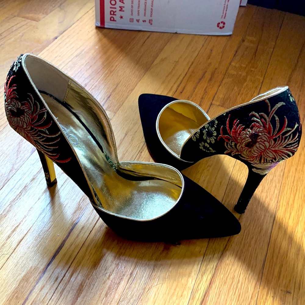 Aldo black and gold velvet and silk asian embroidered pumps. US 8.5